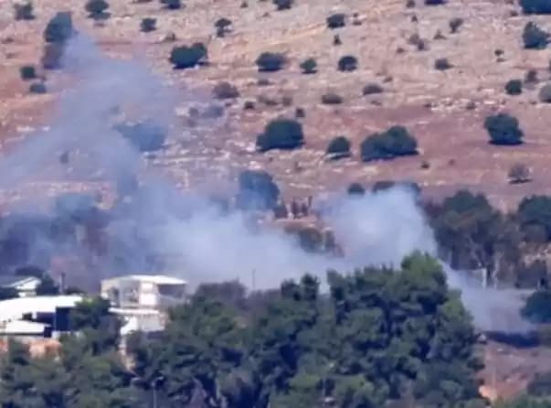 Hizbullah tembak roket ke arah permukiman Israel. (Foto: AFP/Jalaa Marey)