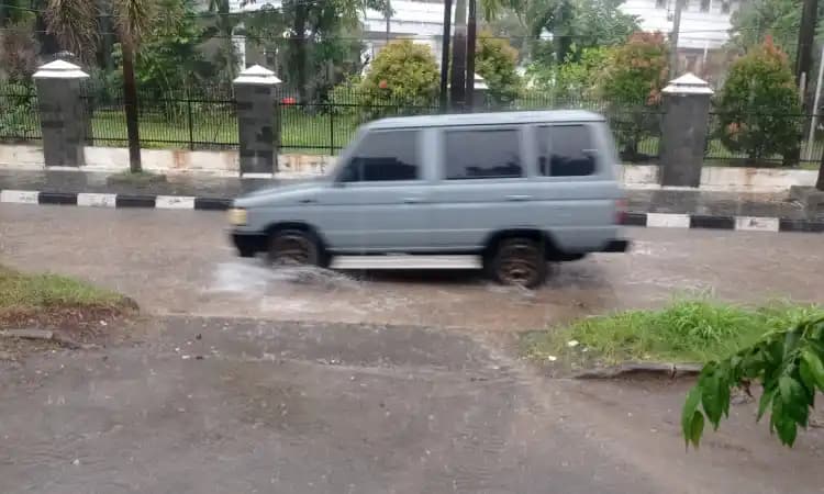 Hujan Deras Kembali Mengguyur Kota Bandung