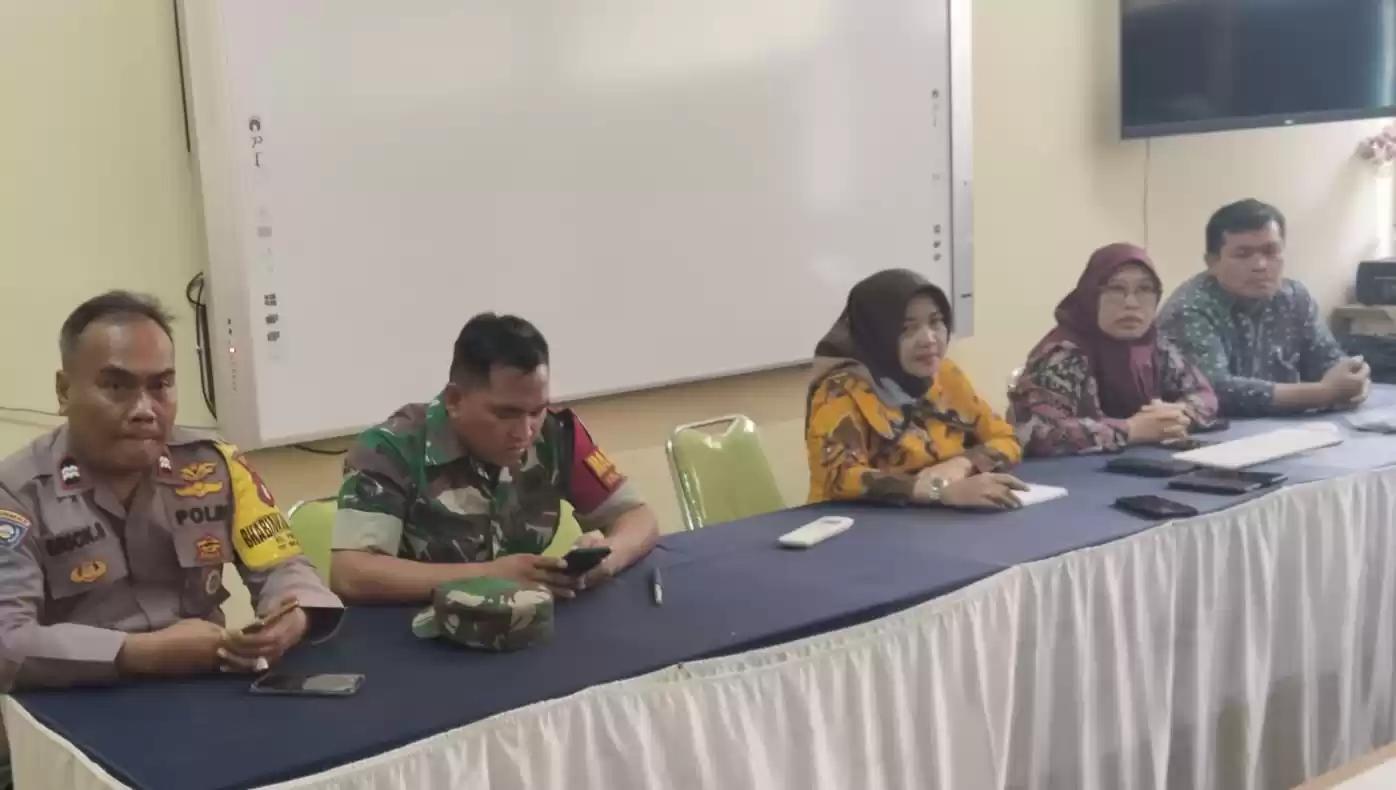 Humas SMAN 13 Bekasi Kota, Tika (tengah) saat konferensi pers (Foto: Dok MI)