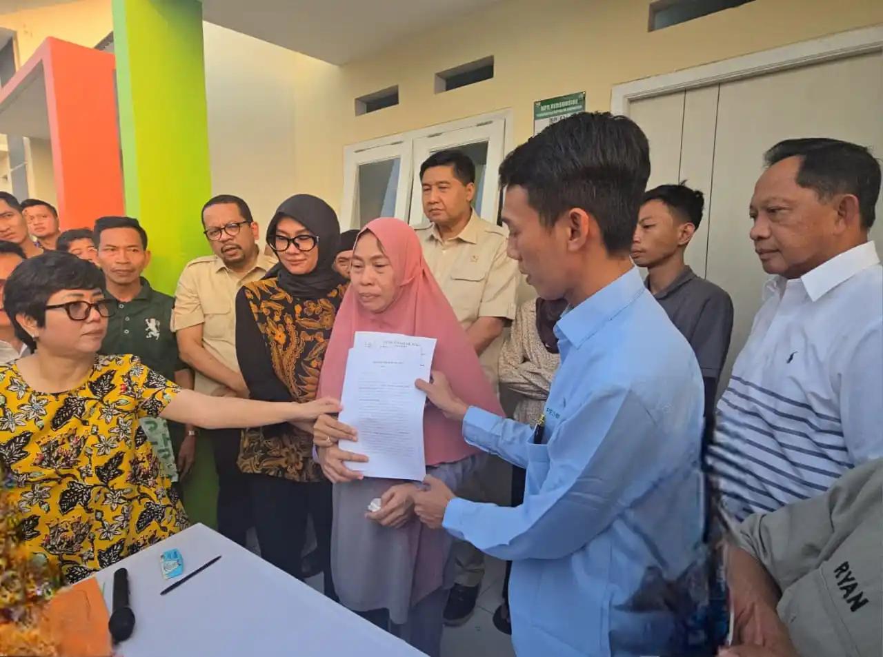 Ibu dari Affan Kurniawan saat Menerima Bantuan Rumah dari Pemerintah