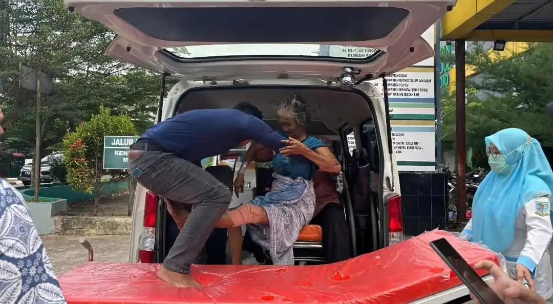 Ibu Nuraini, korban kebakaran asal RT 14 Kelurahan Jelutung, dijemput petugas Dinas Sosial Kota Jambi dari RSUD Abdul Manap untuk dipulangkan ke rumah anaknya di Bagan Pete, usai menjalani operasi lutut