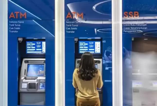 Ilustrasi-Aktivitas setor dan tarik tunai di ATM BRI