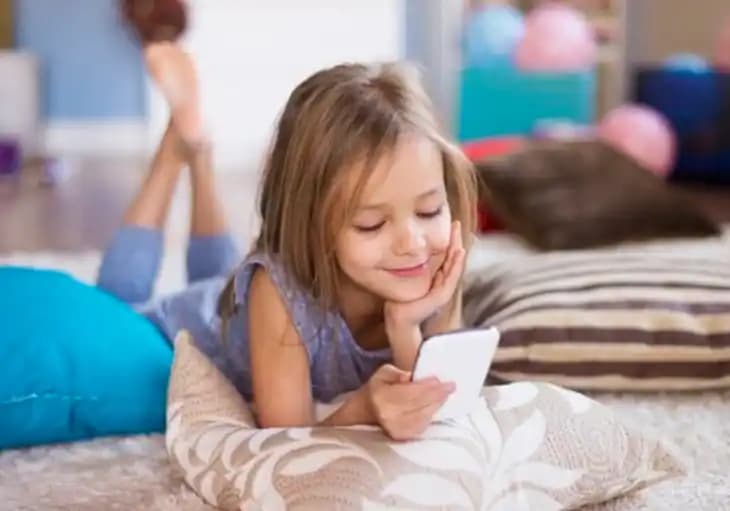 Ilustrasi. Anak bermain media sosial