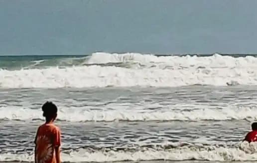 Ilustrasi - Gelombang laut tinggi