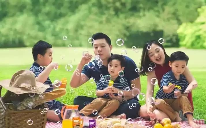 Ilustrasi keluarga bahagia dengan anak yang sehat