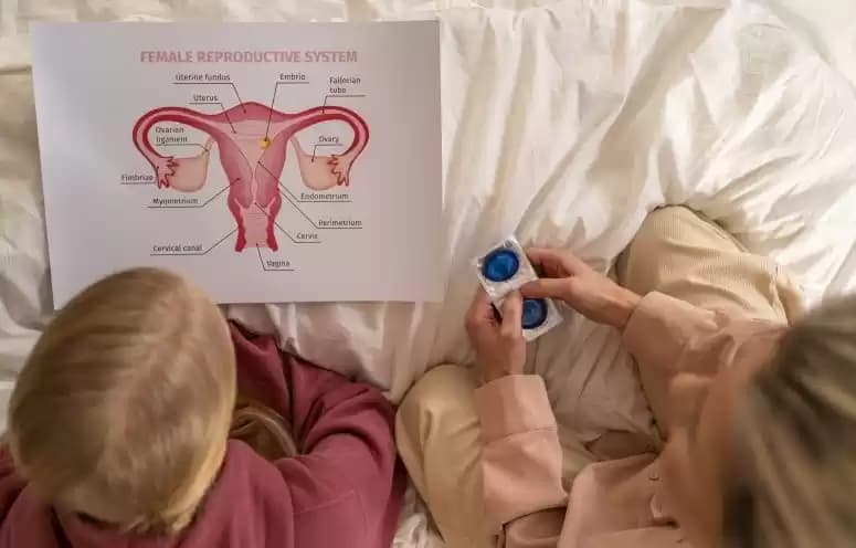 Ilustrasi - orang tua sedang mengajari anak tentang kebersihan dan kesehatan organ intim