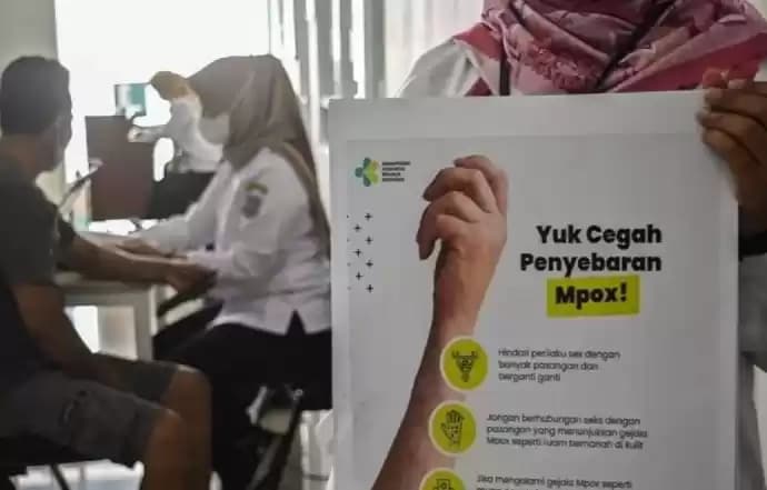 Ilustrasi - Petugas kesehatan menyosialisasikan penyakit cacar monyet