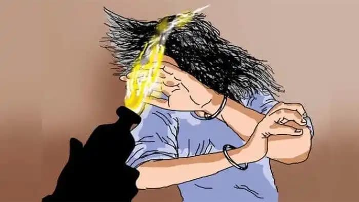 Ilustrasi. Seorang wanita disiram air keras