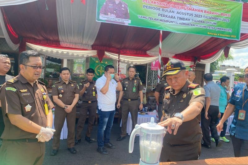 Kejari OKU Musnahkan Barang Bukti Narkoba hingga Senjata Tajam