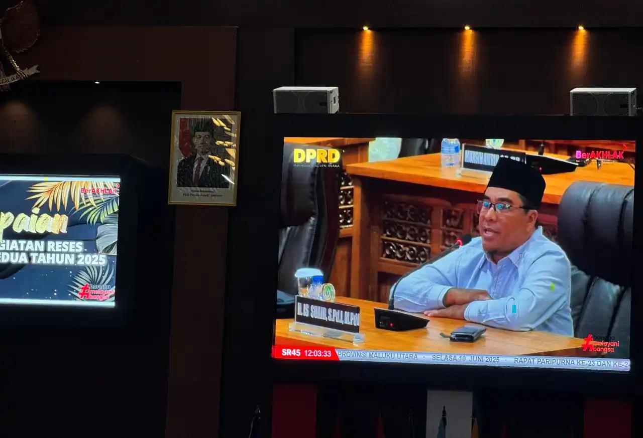 Is Suaib, anggota DPRD Malut dari Fraksi PKS, menyampaikan pendapatnya terhadap kebijakan efisiensi Pemprov Malut dalam rapat paripurna, Selasa (10/6/2025)