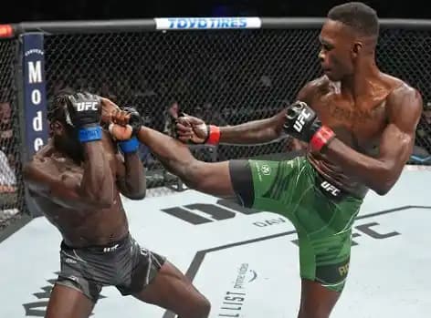 Israel adesanya akan bertarung