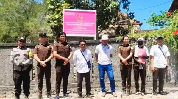 Jaksa eksekutor Kejaksaan Negeri Lombok Timur, Provinsi NTB saat melakukan penyitaan