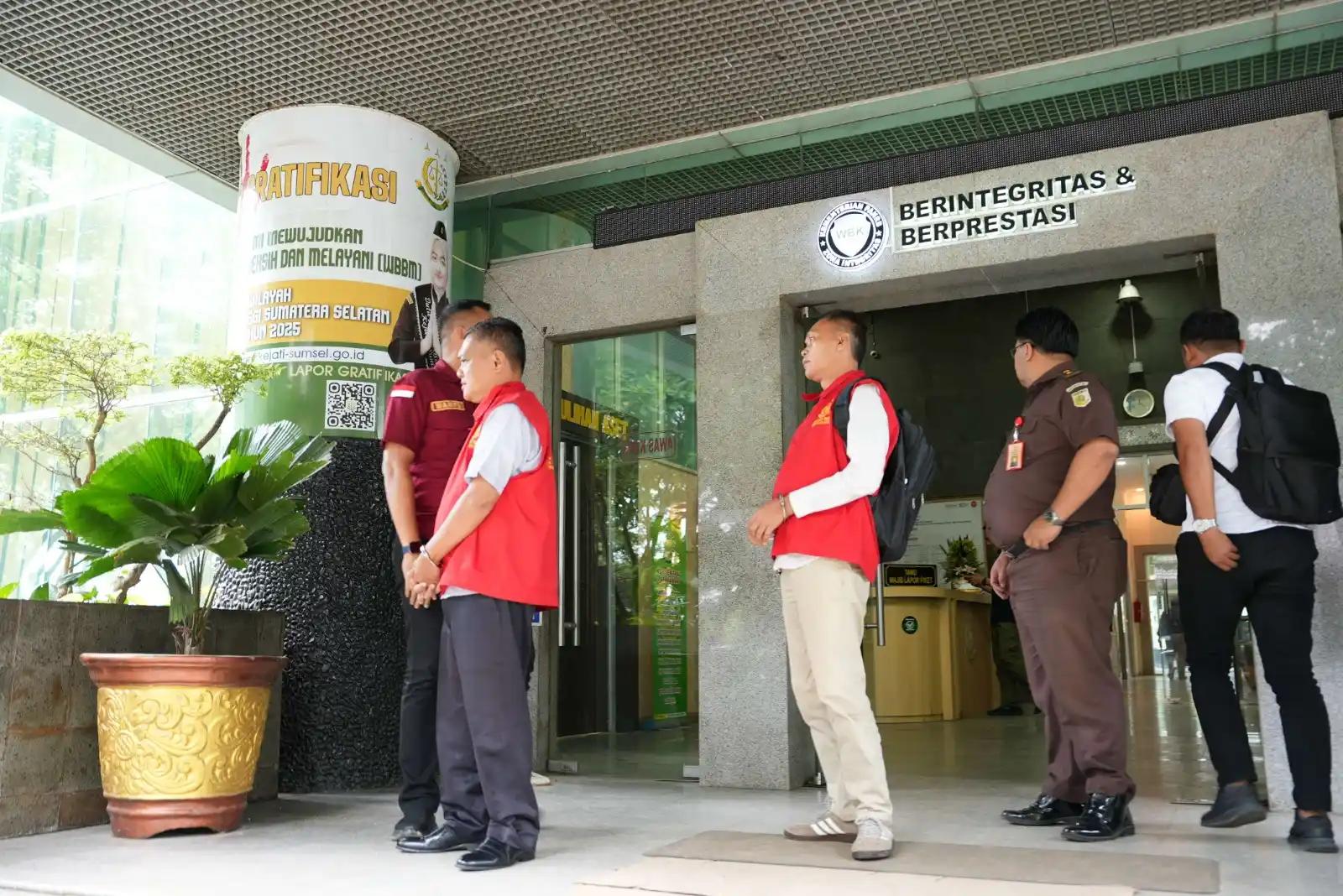 Jaksa Gadungan dan Staf PPKB Way Kanan Diserahkan ke Kejari OKI