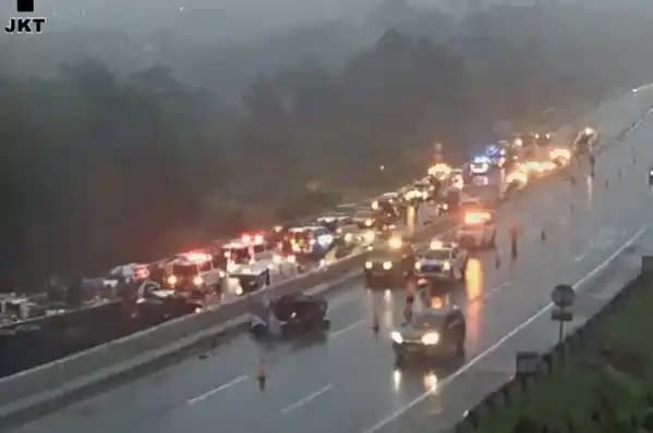 Jalan Arah Jakarta Tertutup Imbas Kecelakaan Beruntun di Tol Cipularang KM 92