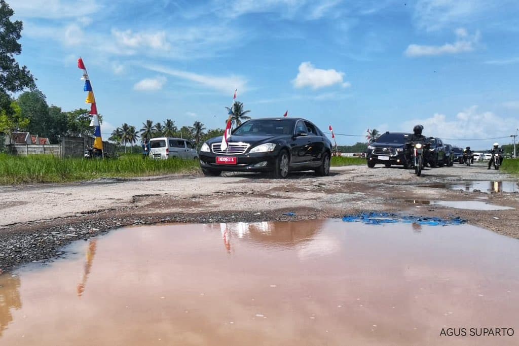 Lewati Jalan Rusak, Jokowi Kena Prank Gubernur Lampung! Warganet: Pecat Saja, Punya Kepala Daerah Kinerjanya Kek "Sampah"