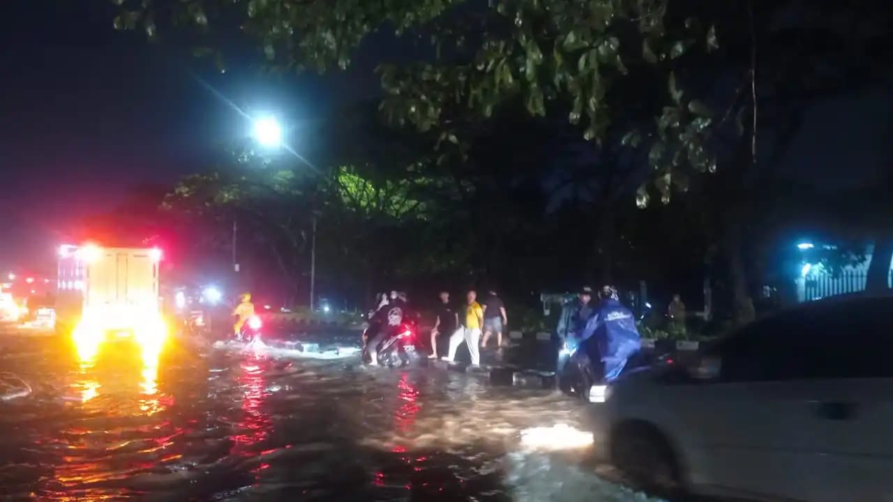 Jalan Soekarno Hatta kembali Macet Parah Akibat Banjir di Kawasan Gedebage