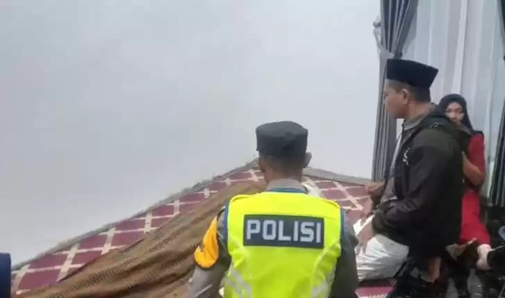 Jasad korban Siti Maimunah (60) dievakuasi ke rumah duka