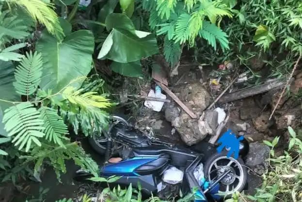 Jasad Perempuan Tertindih Motor di parit