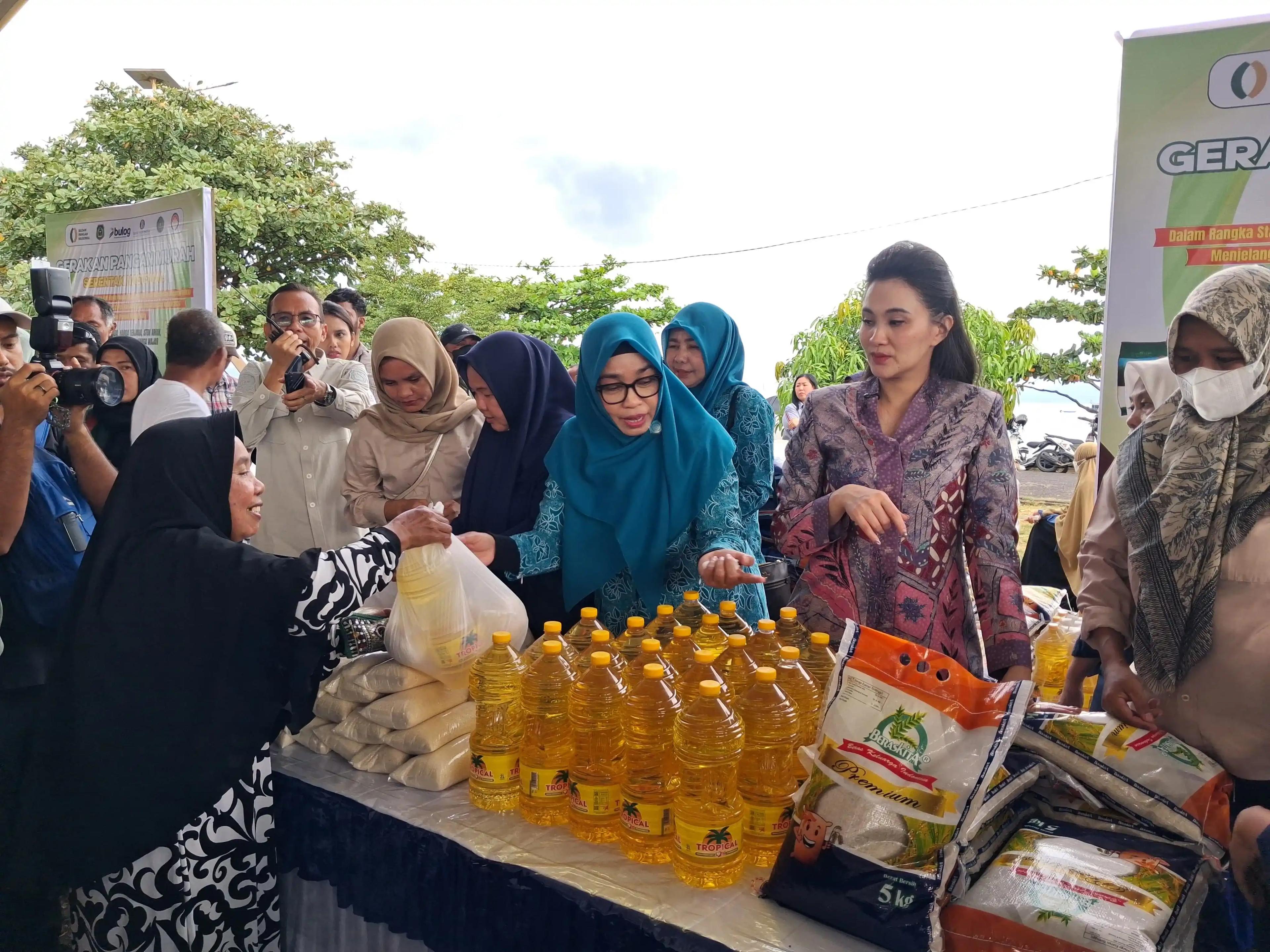 Jelang Ramadan, Sherly Tjoanda Tebar Seribu Kupon Sembako Murah di Kota Ternate