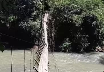 Jembatan Putus di Lebak