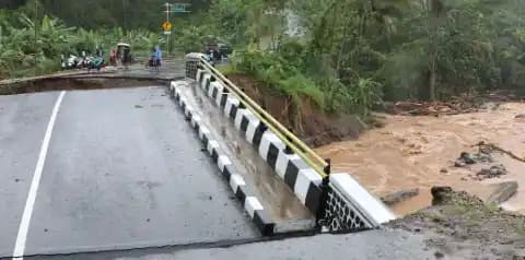 jembatan sukabumi terputus