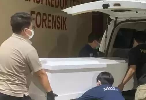 Jenazah Brigadir RA, aanggota Satlantas Polresta Manado yang bunuh diri di Mampang, Jakarta Selatan, tengah dibawa pihak keluarga dari RS Polri Kramat Jati untuk diterbangkan ke Manado, Sulawesi Utara pada Sabtu (28/04)