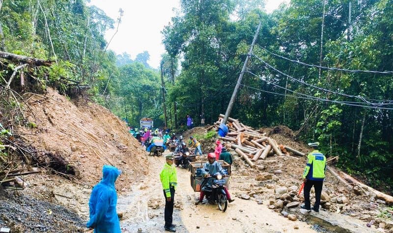 Arus Jalan Lintas Krui-Liwa Lampung Kembali Normal