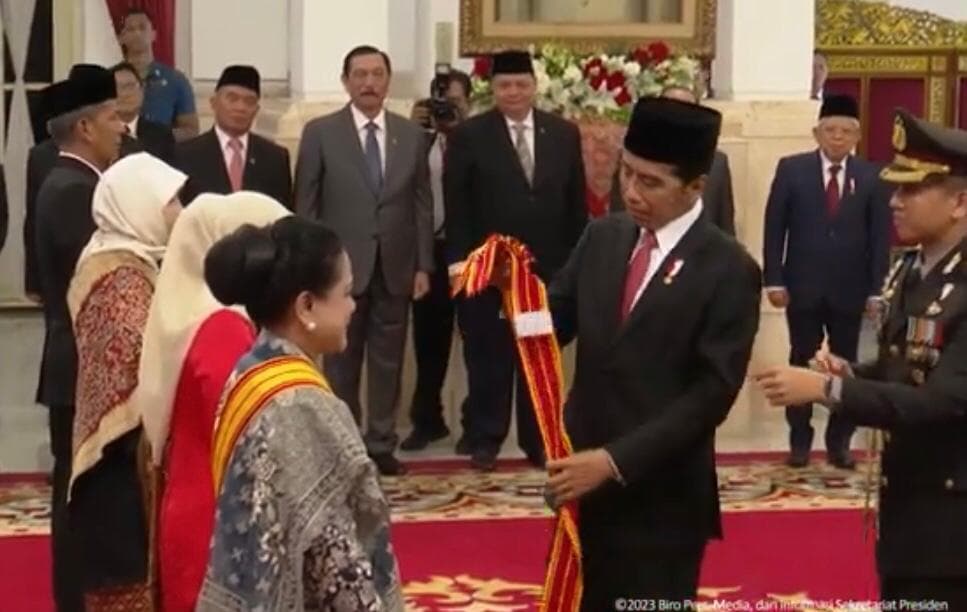 Jokowi Beri Tanda Kehormatan ke 18 Tokoh, Termasuk Iriana