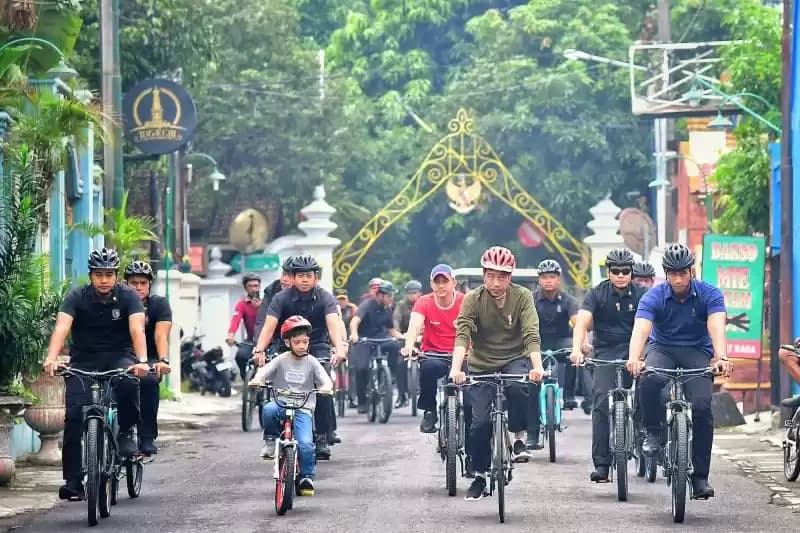 jokowi bersepeda