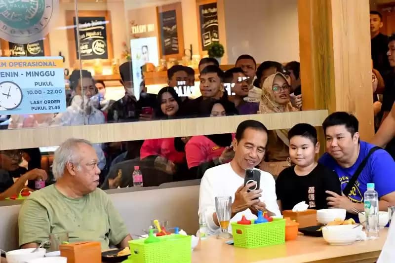 jokowi makan bakso