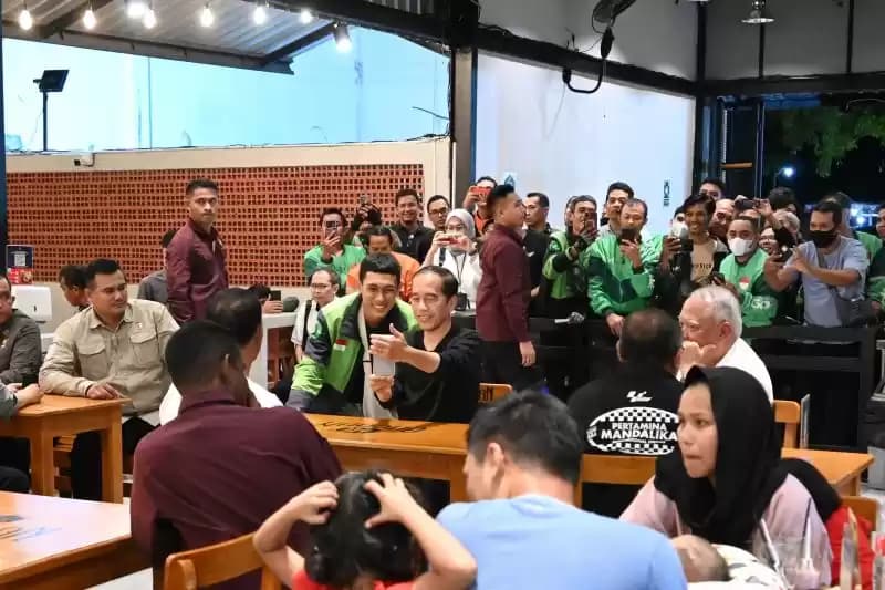 jokowi makan mie gacoan