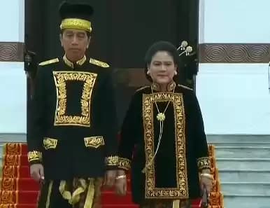 jokowi pakai adat kustim kaltim