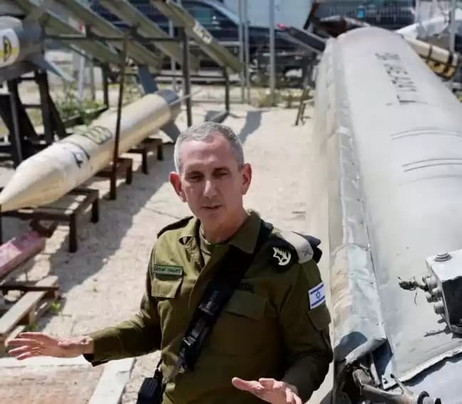 Juru bicara pasukan pertahanan Israel (IDF) Daniel Hagari berbicara kepada awak media di pangkalan militer Julis, di selatan Israel, pada 16 April 2024. (Foto: Reuters/Amir Cohen)