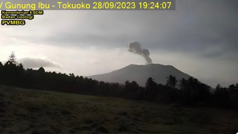 Gunung Ibu Erupsi, Letusan Setinggi 1,2 Kilometer