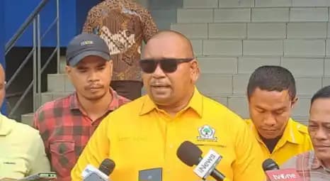 Kader Partai Golkar, Adrianus Agal membuat laporan
