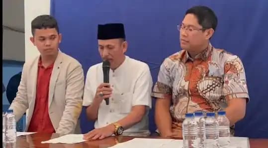 Kades Kohod Muncul di Hadapan Publik