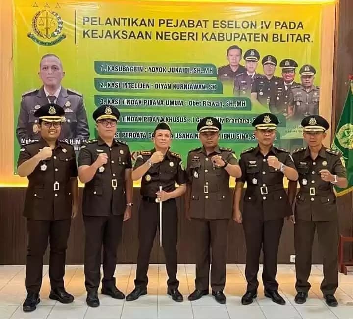 Kajari Kab Blitar, M Yunus bersama jajaran Kasi dan Kasubag yang baru dilantik