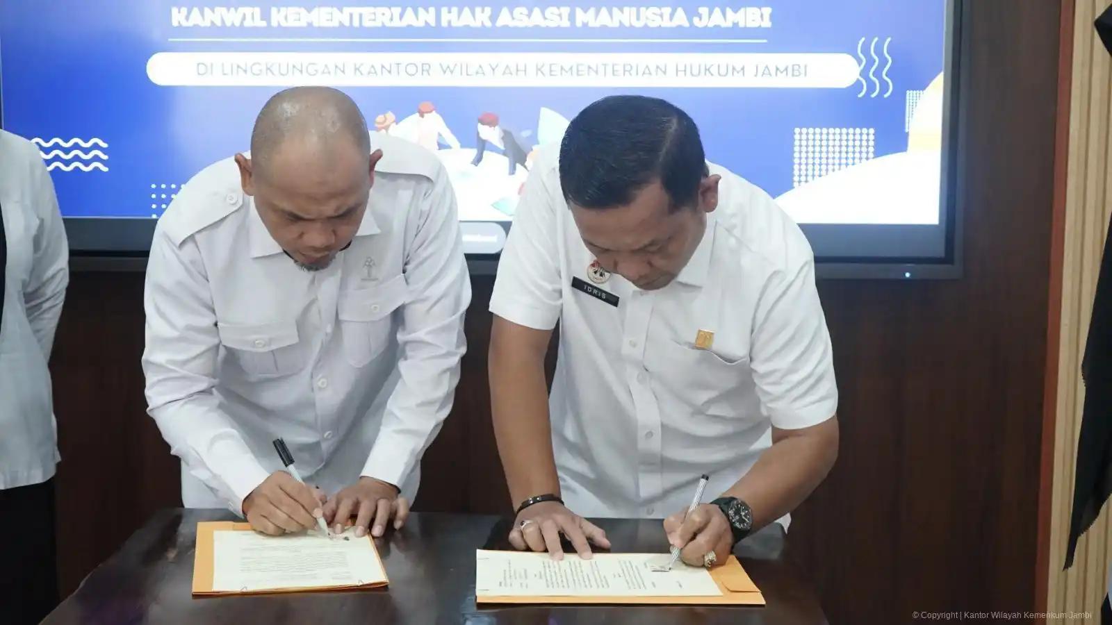 Kakanwil Kemenkum Jambi Idris dan Kakanwil KemenHAM Jambi Sukiman menandatangani Nota Kesepahaman dan Perjanjian Penggunaan BMN