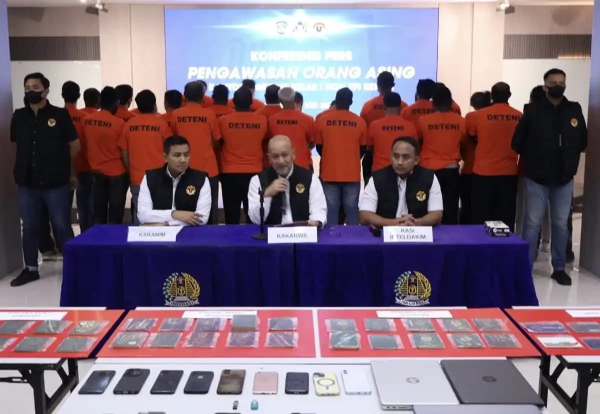 Kanim Kelas I Non TPI Bekasi Menyampaikan Keterangan Pers