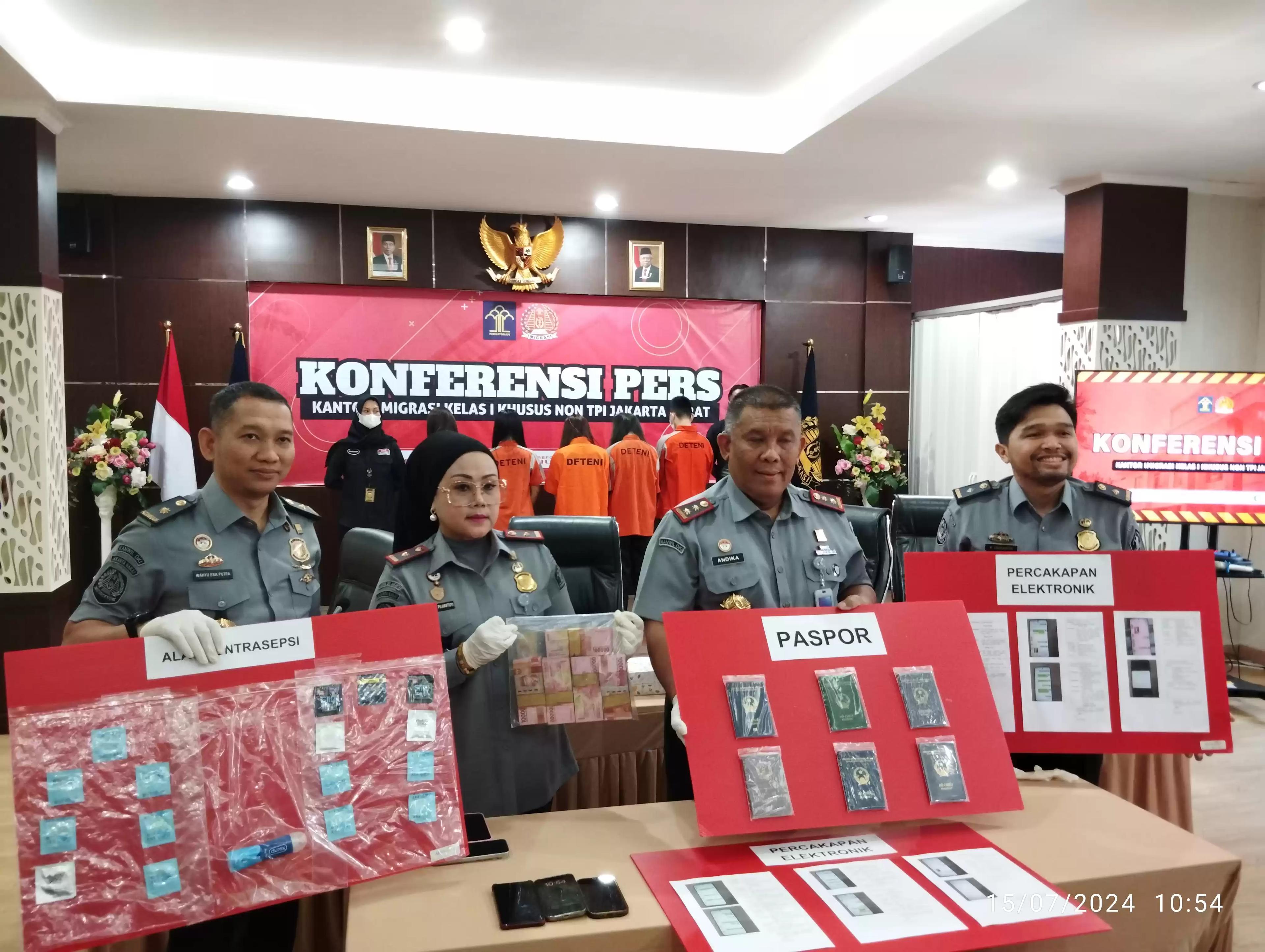 Kantor Imigrasi Jakarta Barat menciduk 6 WNA Vietnam dan Tiongkok terkait Prostitusi Online
