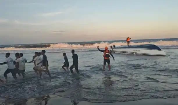 Kapal cepat (fast boat) Bali Dolphin Cruise II terbalik di perairan Sanur, Denpasar, Bali