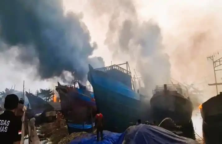 Kapal Penangkap Ikan terbakar
