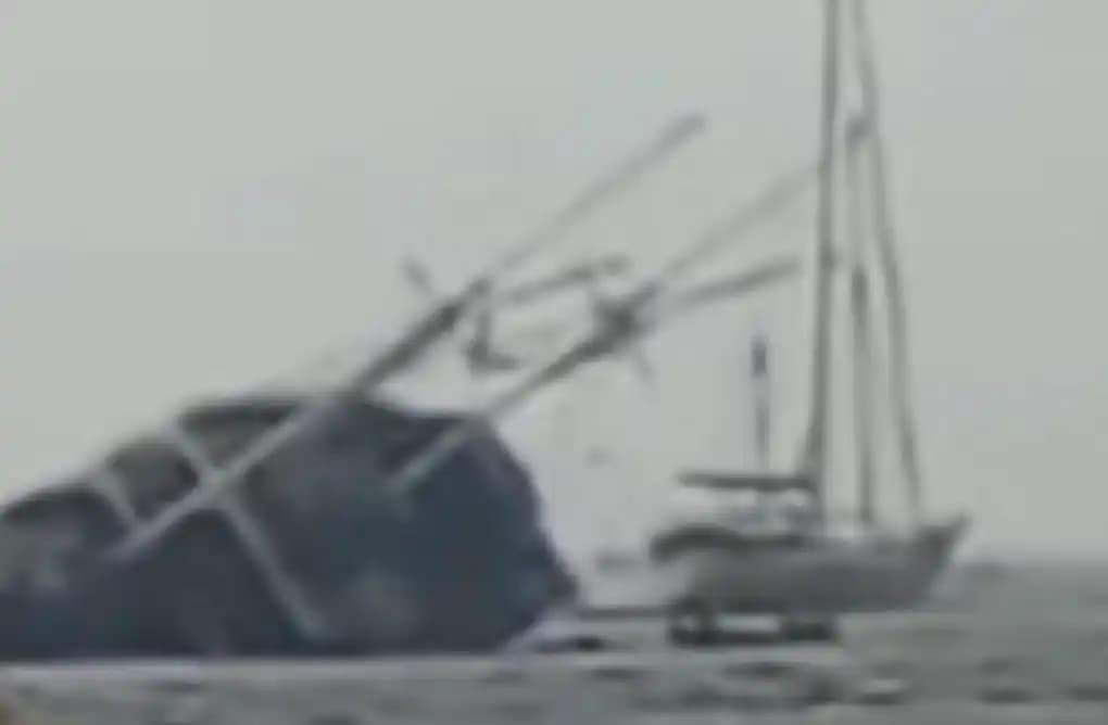 Kapal Pinisi Tenggelam di Perairan Serangan Bali