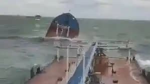 Kapal Tanker Rusia Pecah Dihantam Badai Dahsyat