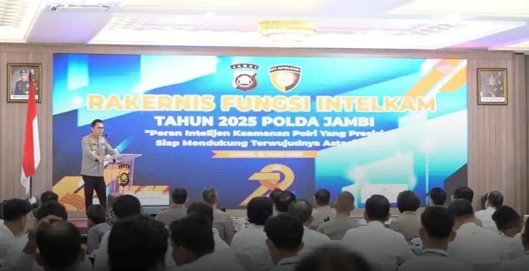Kapolda Jambi Irjen Pol. Krisno H. Siregar saat membuka Rakernis Ditintelkam 2025 di Aula Gedung Siginjai