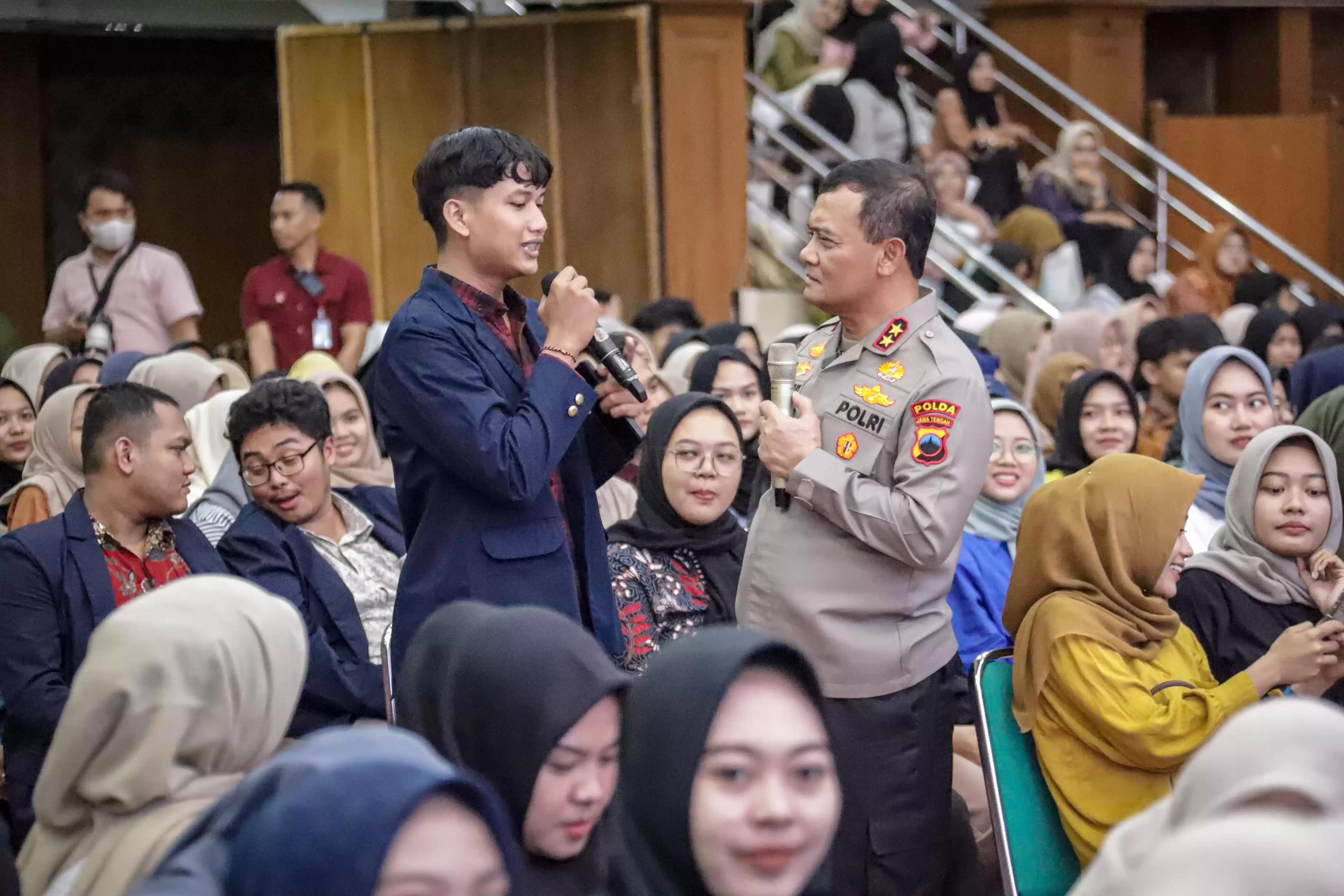 Kapolda Jateng saat berdialog dengan salah satu mahasiswa. (MI/Bidhumas Polda Jateng)