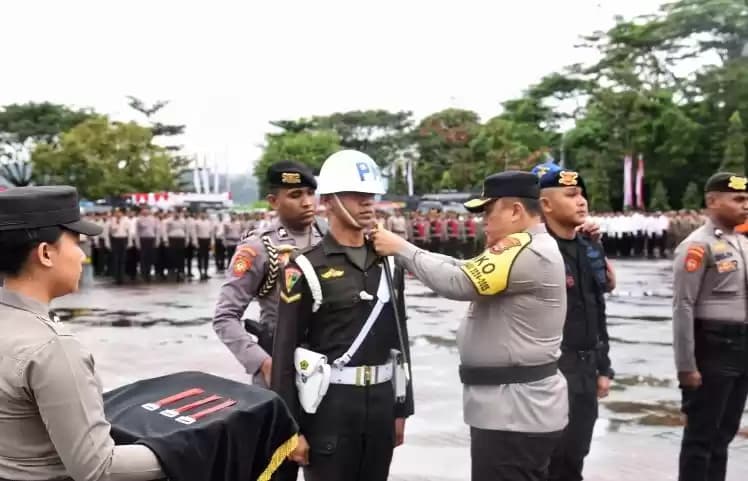Kapolda Maluku bersama stakeholder dalam apel gelar pasukan pengamanan pilkada di Ambon
