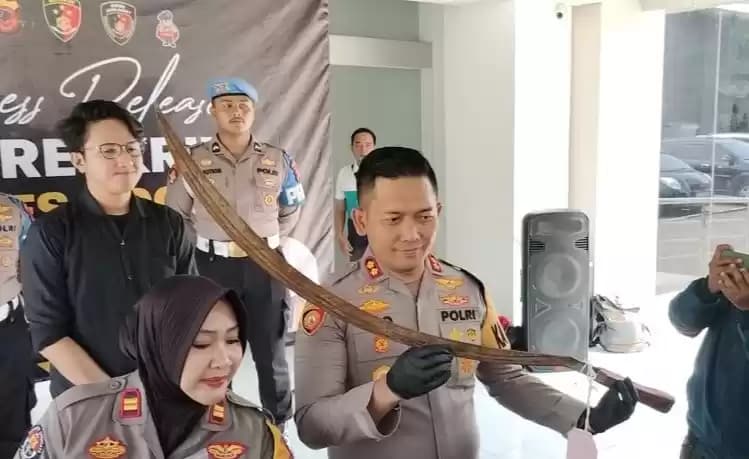 Kapolres Bogor AKBP Rio Wahyu Anggoro menunjukkan barang bukti senjata tajam