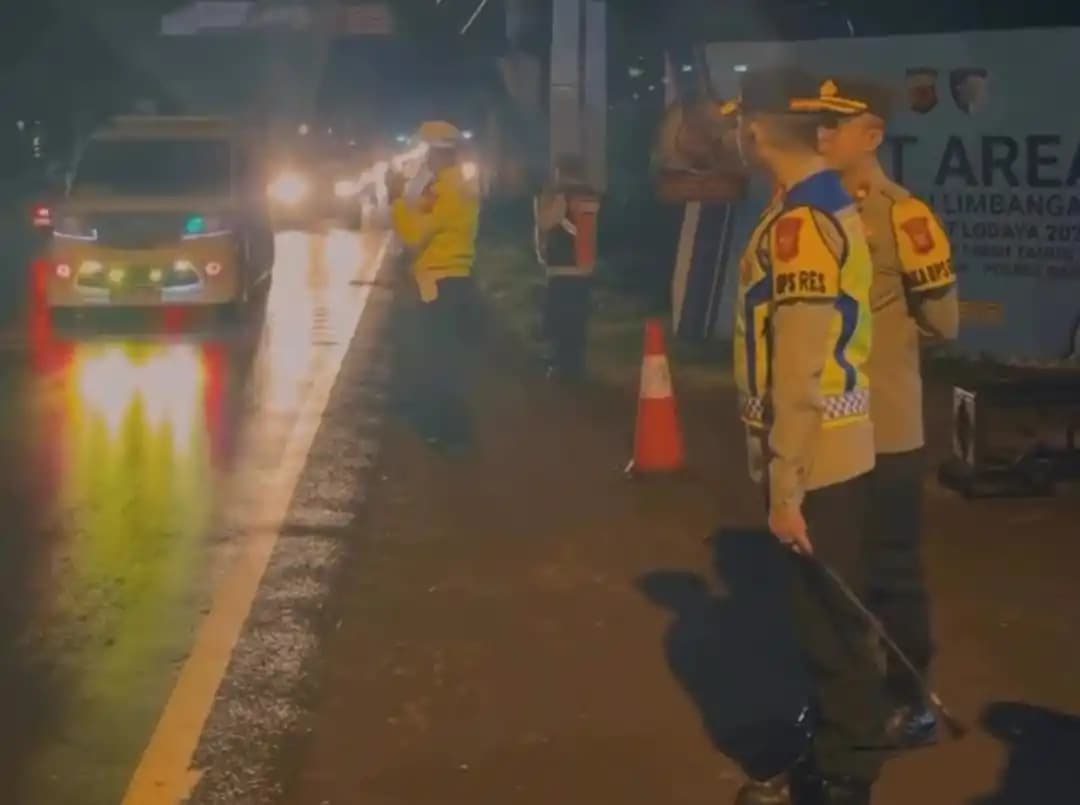 Kapolres Garut, AKBP Mochamad Fajar Gemilang saat memantau langsung pengaturan lalu lintas di jalur Limbangan-Malangbong