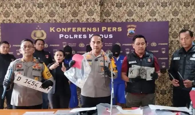 Kapolres Kudus AKBP Ronni Bonic bersama jajaran saat menunjukkan barang bukti